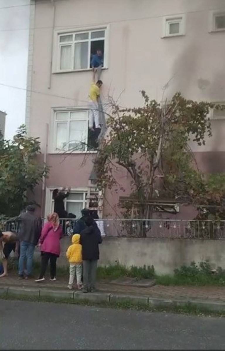 Alacaklı işçi sinir krizi geçirdi! Bıçak çekti, 30 işçinin bulunduğu binayı ateşe verdi! 8